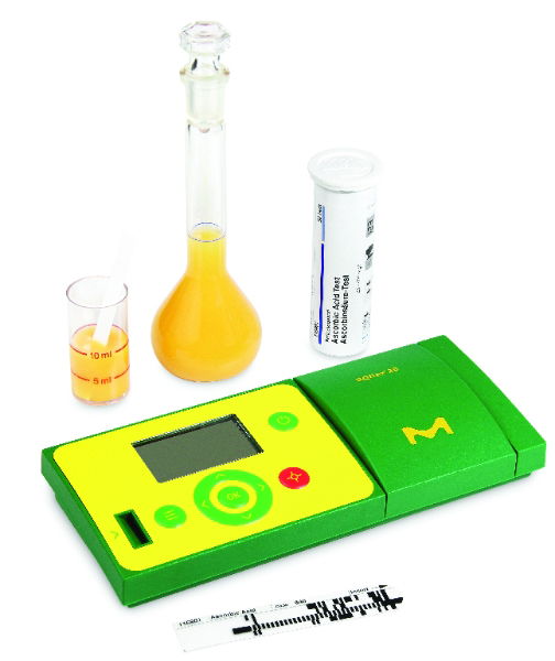 Nitrite Test Method: reflectometric with test strips 0.5 - 25.0 mg/l Reflectoquant® 1 * 50 Tests